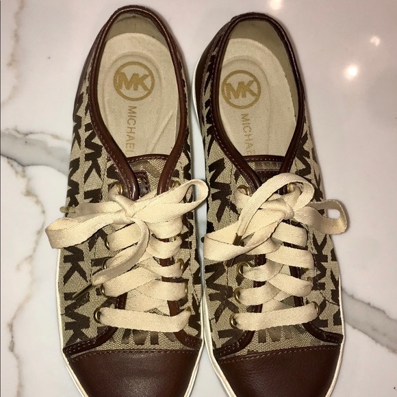Michael Kors Logo City Sneaker - Picture 8 of 8